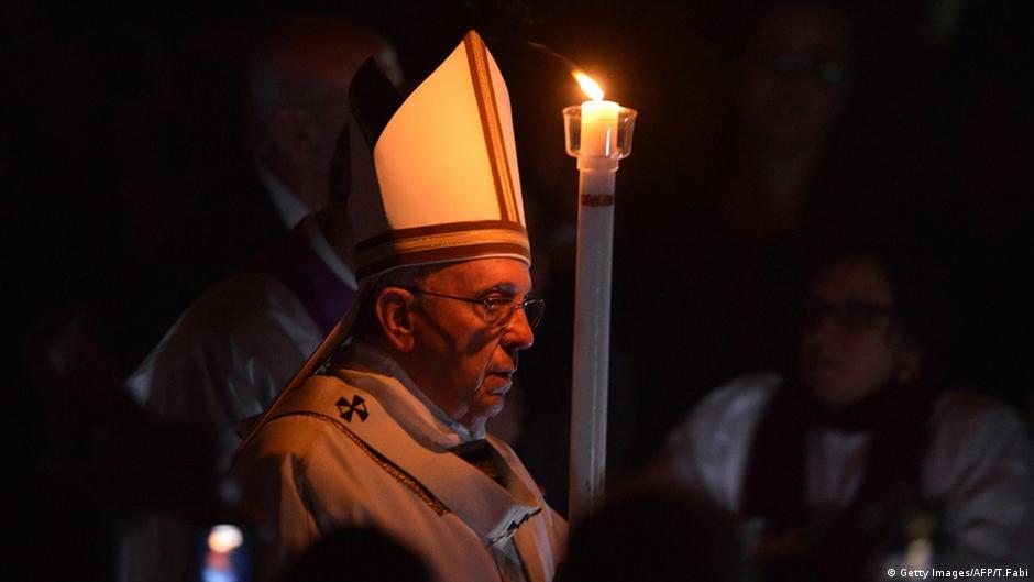 El Papa apela a la humildad durante la Vigilia Pascual