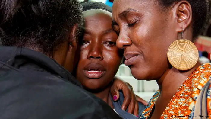 Kenia Garissa Universität Anschlag gerettete Studenten treffen auf ihre Verwandten im Nyayo Stadion