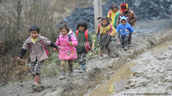 China Schulkinder Kinder Matsch Schlamm Weg