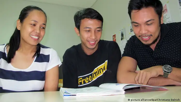 Arbeitskräfte als Exportschlager Philippinos lernen für Auslandsjobs Manila