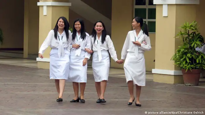Arbeitskräfte als Exportschlager Philippinos lernen für Auslandsjobs Manila Pflegepersonal