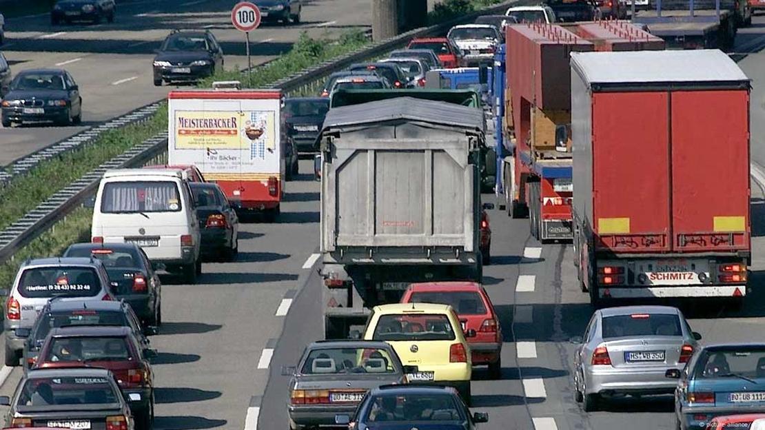 Autopista atascada en la Cuenca del Ruhr, Alemania.