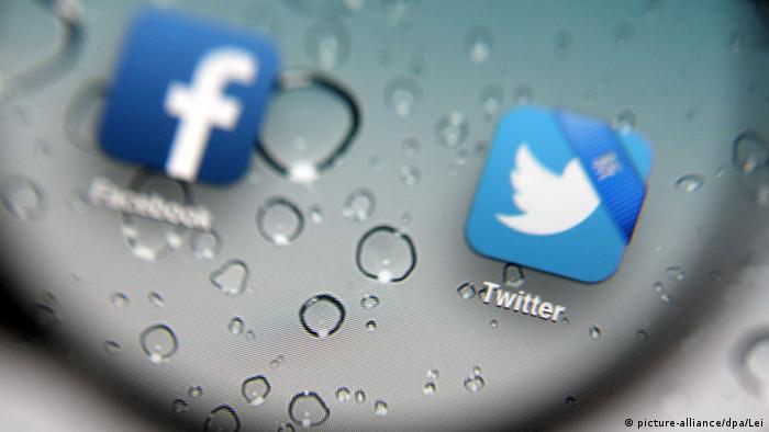 Facebook and Twitter logos on a screen (picture-alliance/dpa/Lei)