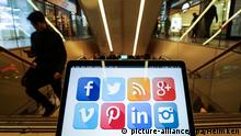 ILLUSTRATION - Ein Laptop mit Social Media Icons auf dem Bildschirm steht am 20.02.2015 in Hamburg im Foyer eines Einkaufszentrums. Die Kreativ- und Digitalwirtschaft trifft sich vom 23.-27.02.2015 in Hamburg zur Social Media Week. Foto: Axel Heimken/dpa