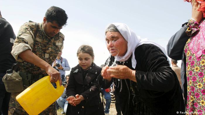 Kurdski borci (pešmerge) pomažu taocima oslobođenima iz zatočeništva IS-a