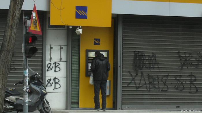 Ein Grieche vor einem Bankautomat (Foto: DW/Marianthi Milona)
