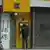 Человек стоящий у банкомата