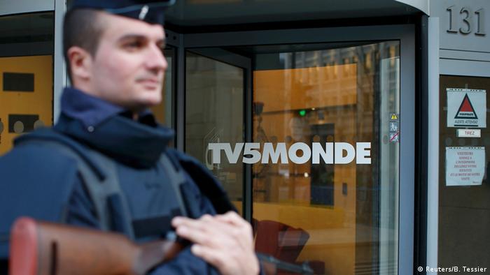 Frankreich Polizist vor der Zentrale von TV5 Monde in Paris