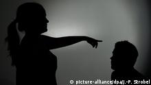 ILLUSTRATION - Eine als Silhouette zu sehende Frau gibt am 08.01.2013 in Berlin einem Mann Anweisungen. Foto: Jan-Philipp Strobel/dpa (zu dpa «Deutlich mehr häusliche Gewalt gegen Männer» vom 06.04.2014) +++(c) dpa - Bildfunk+++