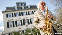 02.04.2015 * Jazz-Musiker Emil Mangelsdorff spielt am 02.04.2015 vor dem Holzhausenschlösschen in Frankfurt am Main (Hessen) auf seinem Saxophon. Der Musiker feiert am 11.04.2015 seinen 90. Geburtstag. Foto: Christoph Schmidt/dpa