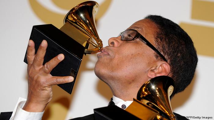 Herbie Hancock posiert mit seinem Grammy im Jahr 2011. Foto: GABRIEL BOUYS/AFP/Getty Images