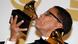 Herbie Hancock posiert mit seinem Grammy im Jahr 2011. Foto: GABRIEL BOUYS/AFP/Getty Images Herbie Hancock posiert mit seinem Grammy im Jahr 2011. Foto: GABRIEL BOUYS/AFP/Getty Images