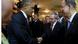 Barack Obama und Raúl Castro reichen sich die Hand (Foto: Reuters) Barack Obama und Raúl Castro reichen sich die Hand (Foto: Reuters)