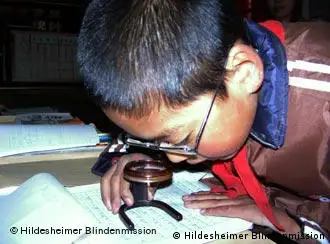 中国陕西这个12岁的几乎全盲的少年李凯就是依靠德国盲童救援组织之助进入学校读书的