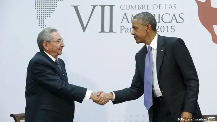 US-Präsident Obama und Präsident Raul Castro geben sich die Hand beim Amerika-Gipfel in Panama
