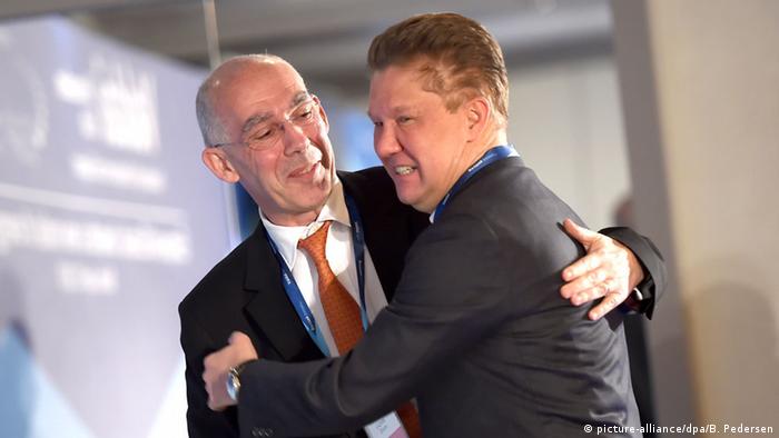 April 2015, Berlin: Gazprom-Chef Alexej Miller (re) und Olivier Lazare, damals Russland-Chef von Shell