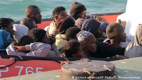 Italien Untergang Flüchtlingsboot - gerettete Flüchtlinge aus Lybien
