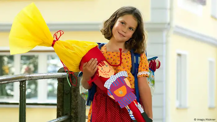 ein Mädchen mit einer Schultüte (imago/Kickner)