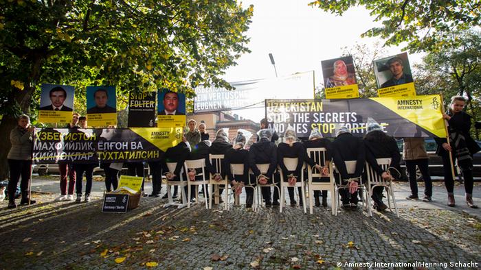 Protestaktion der Menschenrechtsaktivisten vor der Botschaft Usbekistans in Berlin
