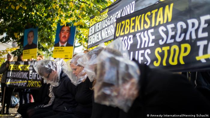 Amnesty International Bericht zu Usbekistan Petitionsübergabe in Berlin