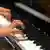 Symbolbild Hochbegabung: Hände eines Pianisten am Instrument. Foto: Jens Büttner/dpa