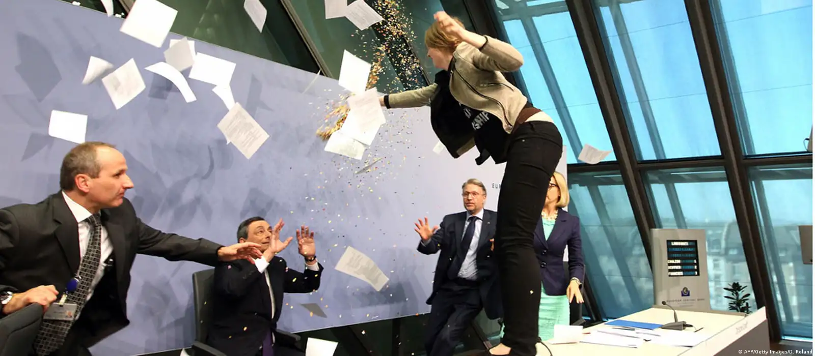 抗议者闯欧洲央行新闻会德拉吉大惊失色