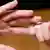 Symbolbild Fingerknacken