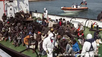 Italien Corigliano Mittelmeer Gerettete Bootsflüchtlinge Ankunft Hafen