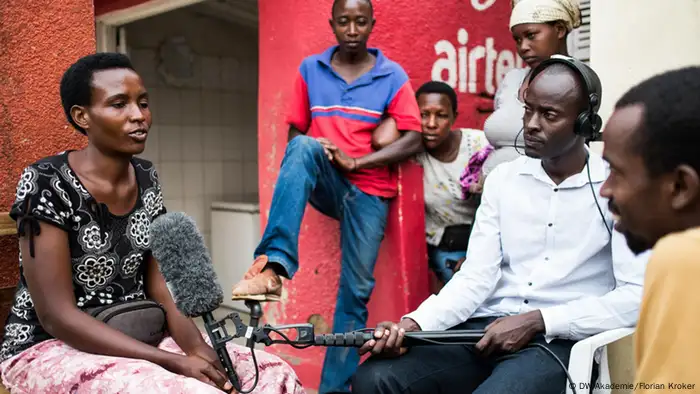 media designer from KWETU Film Institute during filming exercise (photo: DW Akademie/Florian Kroker).