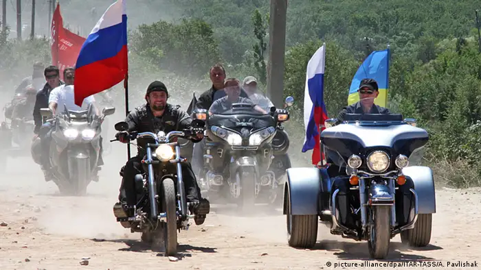 Russland Motorradclub Nachtwölfe Putin mit Alexander Saldastanow