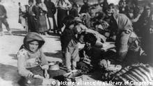 ARCHIV - HANDOUT - Eine Gruppe armenischer Flüchtlinge aus dem osmanischen Reich sitzt 1915 in Syrien auf dem Boden. Foto: Library of Congress/dpa (zu dpa 100 Jahre Genozid - Armenien und Türken streiten über Gedenktag vom 17.04.2015 - ACHTUNG: Verwendung nur zu redaktionellen Zwecken bei vollständiger Quellenangabe Library of Congress/dpa - nur s/w) +++(c) dpa - Bildfunk+++