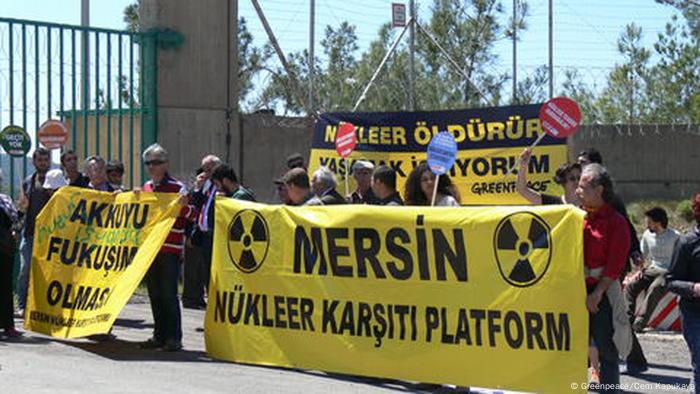 Umweltaktivisten protestieren in Mersin gegen das Atomkraftwerk (Greenpeace/Cem Kapukaya)