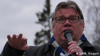 Timo Soini giving a speech outside during his election campaign in April. (Photo: Bernd Riegert, DW)