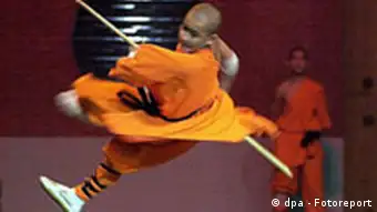 Shaolin-Mönch zeigt seine Kung Fu-Beherrschung