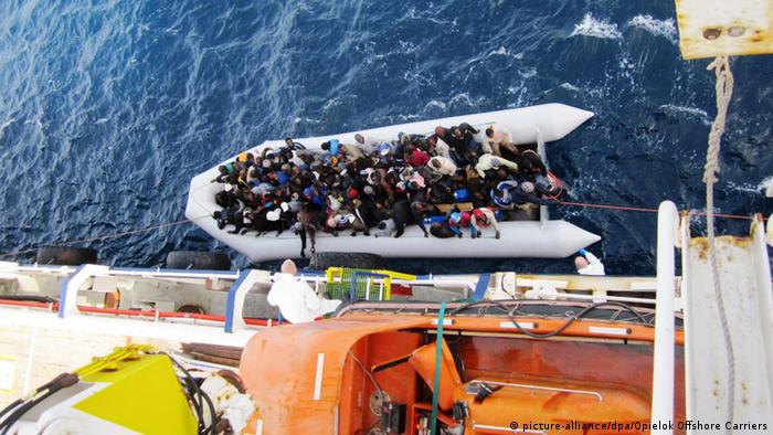 Flüchtlingsboot an einem Frachtschiff - Foto: Opielok Offshore Carriers (dpa)