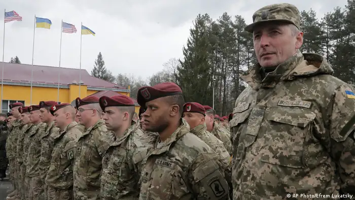 Ukraine - Amerikanische und ukrainische Soldaten in Lviv