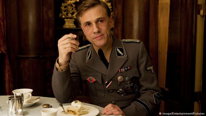 Bildergalerie Christoph Waltz - SS-Offizier an einem Tisch rauchend (imago/EntertainmentPictures)