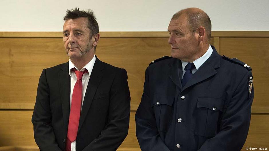 AC/DC drummer Rudd pleads guilty – DW – 04/21/2015