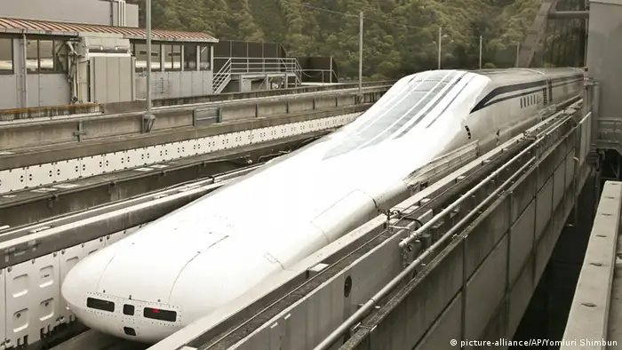 Japan's new cutting-edge maglev train (picture-alliance/AP/Yomiuri Shimbun)