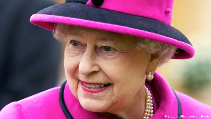 Königin Elizabeth II. mit pinkem Gut , foto:dpa