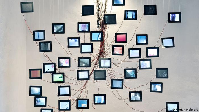 Tablets hängen an der Wand und sind durch Kabel wie ein Spinnennetz verbunden
Titel: Florian Mehnert, Menschentracks, 2014
© Florian Mehnert