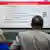 Fahrgäste der Deutschen Bahn vor einem Infoscreen (Foto: dpa)