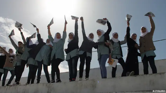 Schülerinnen in den palästinensischen Gebieten und Teilnehmerinnen des Medienkompetenzprojekt von DW Akademie und Pyalara (Foto: Pyalara)