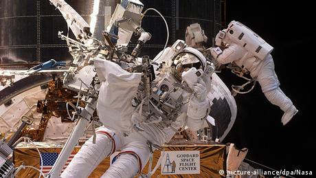 Hubble Reparatur an Bord des Space Shuttles (picture-alliance/dpa/Nasa)
