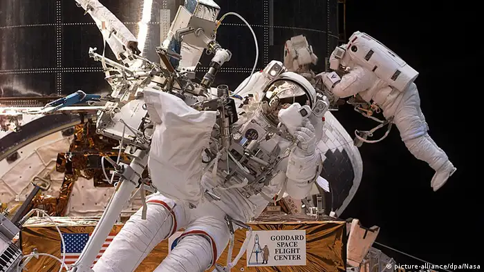  El telescopio recibió un par de gafas: fueron necesarias un total de cinco misiones para mantener y renovar el Hubble. 