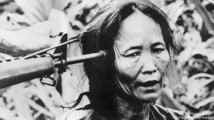 Bildergalerie Vietnam Zivilistin mit Waffe am Kopf