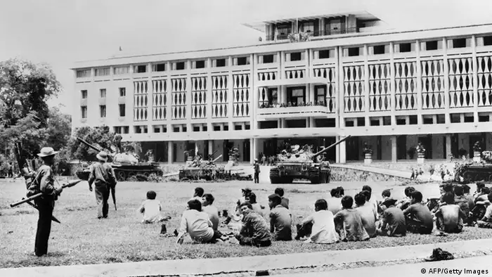 Bildergalerie Vietnam Vietkong-Panzer vor Präsidentenpalast in Saigon 1975
