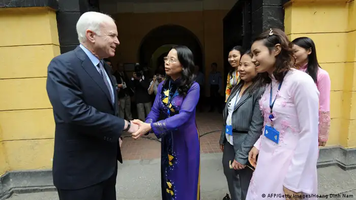 Bildergalerie Vietnam US-Senator John McCain im Hoa Lo-Museum