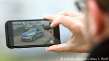 Deutschland Streifenwagen der Polizei Video mit Smartphone