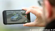 Deutschland Streifenwagen der Polizei Video mit Smartphone